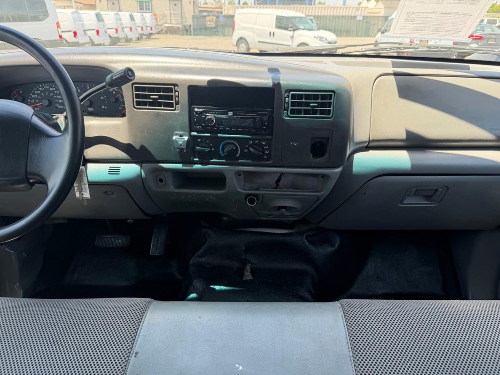 Ford F-450 Vehicle Full-screen Gallery Image 36