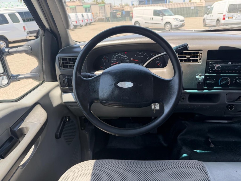 Ford F-450 Vehicle Full-screen Gallery Image 38
