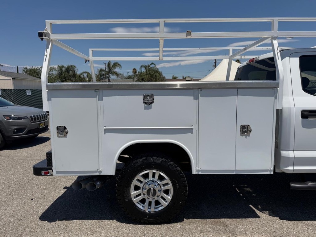 Ford F-350 Vehicle Full-screen Gallery Image 15