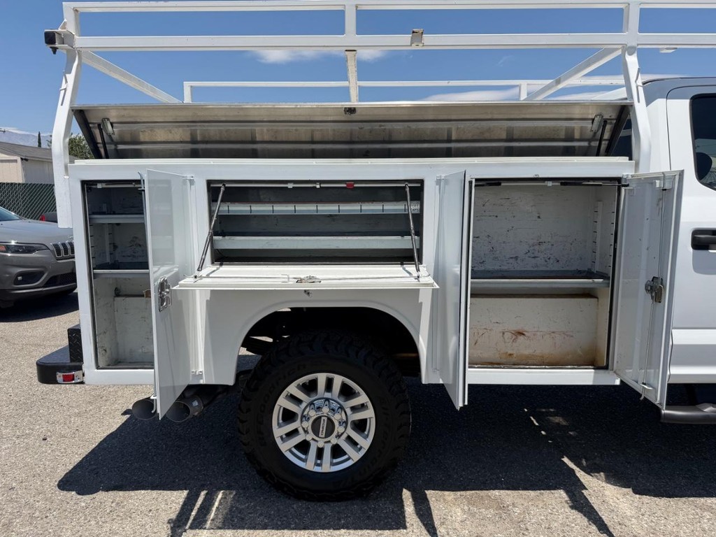 Ford F-350 Vehicle Full-screen Gallery Image 16