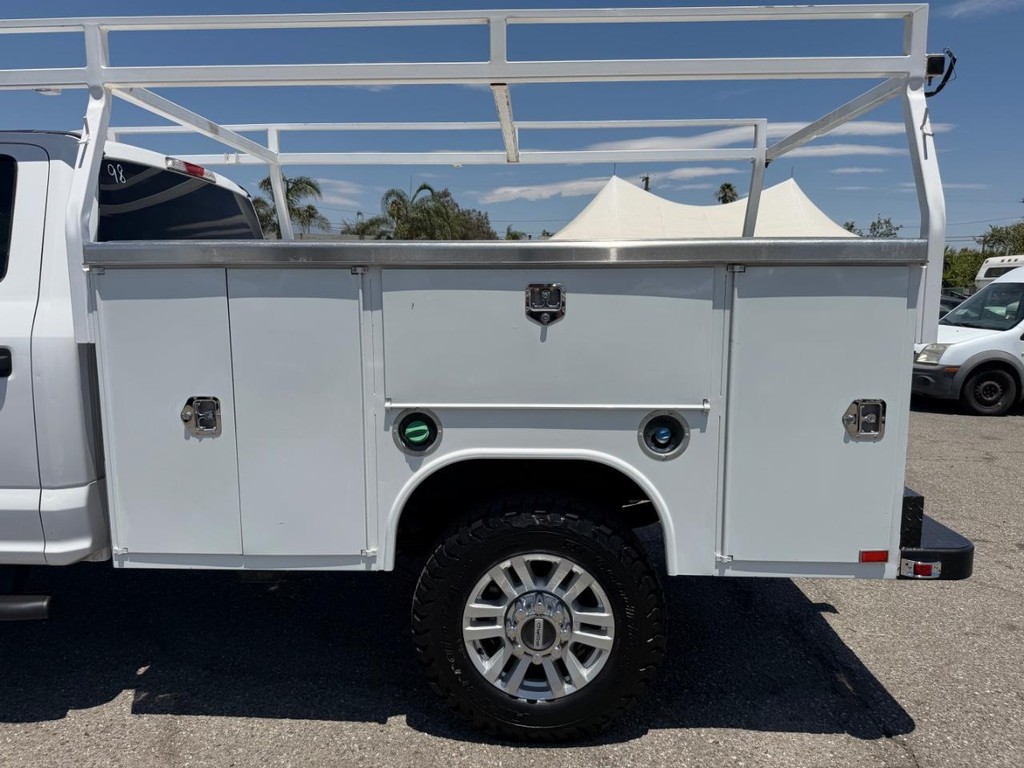 Ford F-350 Vehicle Full-screen Gallery Image 19