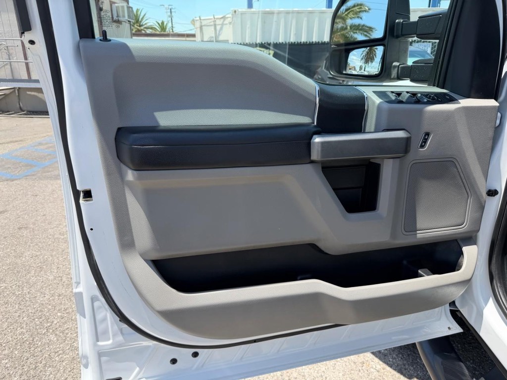 Ford F-350 Vehicle Full-screen Gallery Image 22