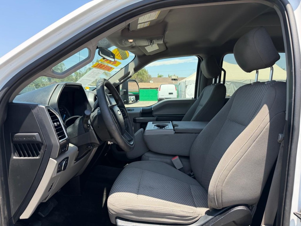 Ford F-350 Vehicle Full-screen Gallery Image 24