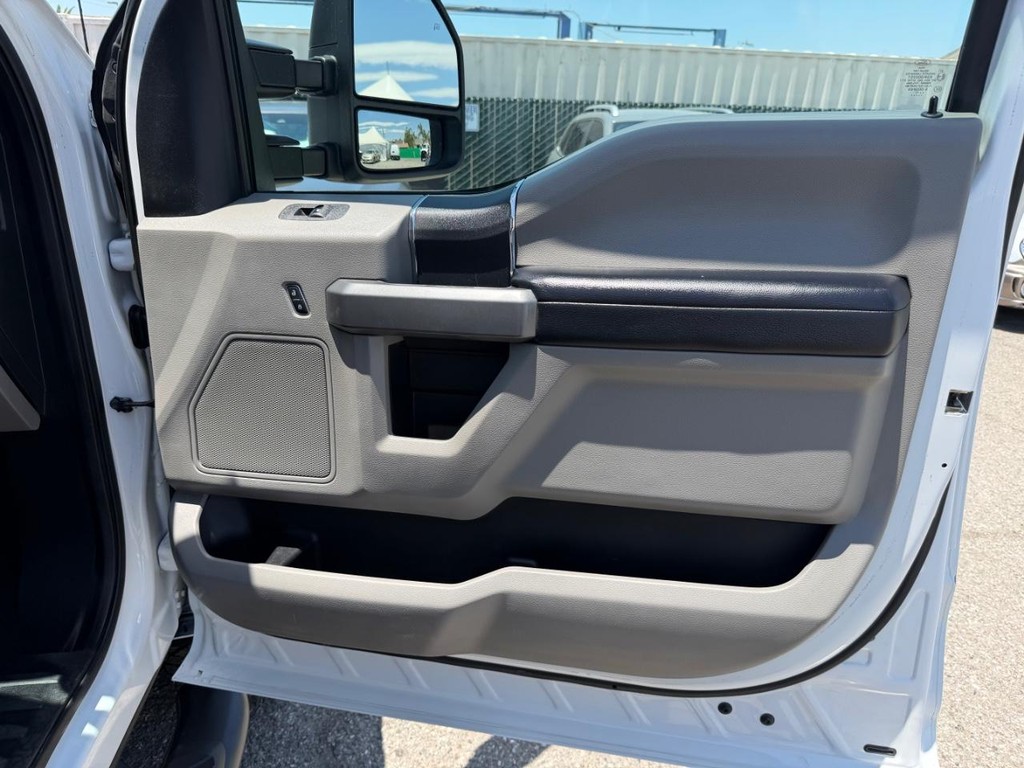 Ford F-350 Vehicle Full-screen Gallery Image 26