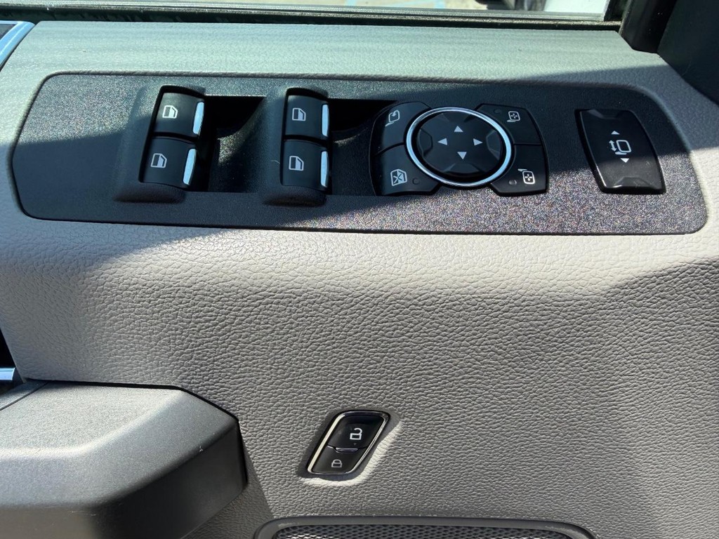 Ford F-350 Vehicle Full-screen Gallery Image 37