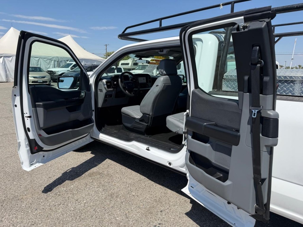 Ford F-150 Vehicle Full-screen Gallery Image 21
