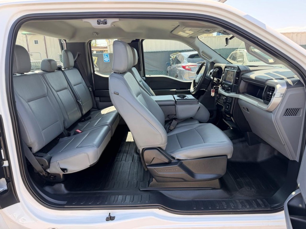 Ford F-150 Vehicle Full-screen Gallery Image 24