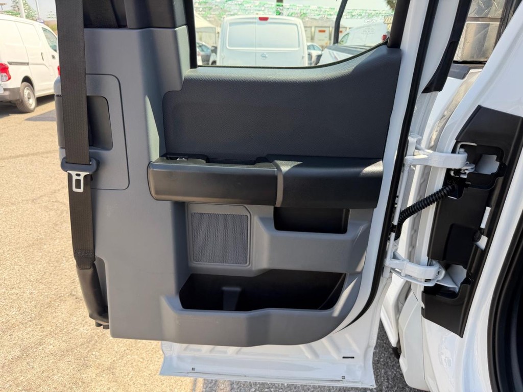 Ford F-150 Vehicle Full-screen Gallery Image 26