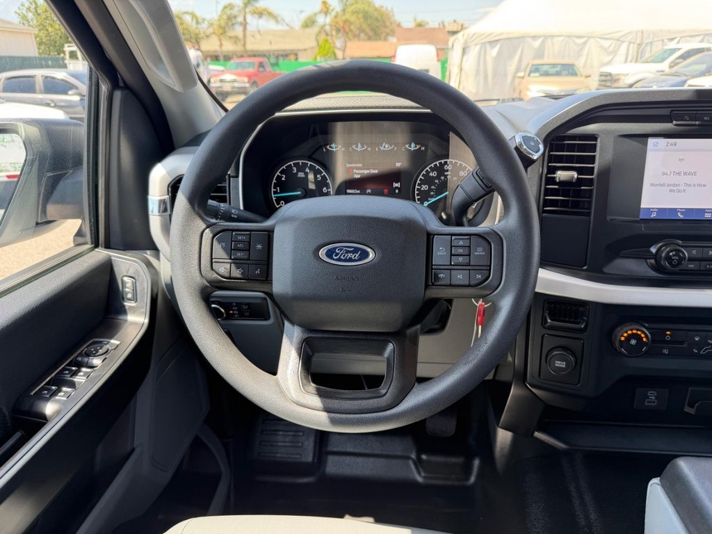 Ford F-150 Vehicle Full-screen Gallery Image 32