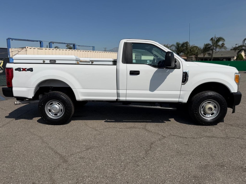 Ford F-250 Vehicle Full-screen Gallery Image 05
