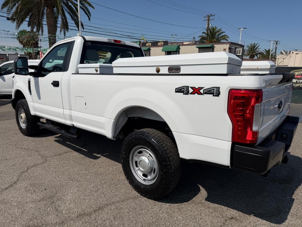 Ford F-250 Vehicle Full-screen Gallery Image 09