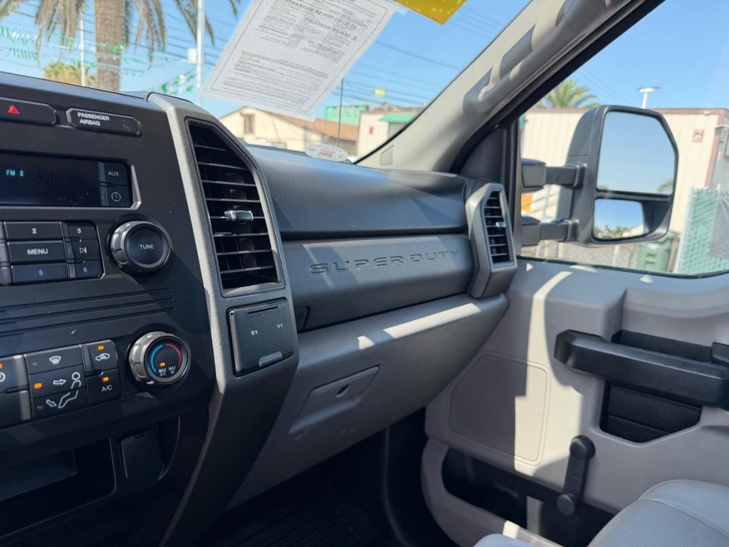 Ford F-250 Vehicle Full-screen Gallery Image 25