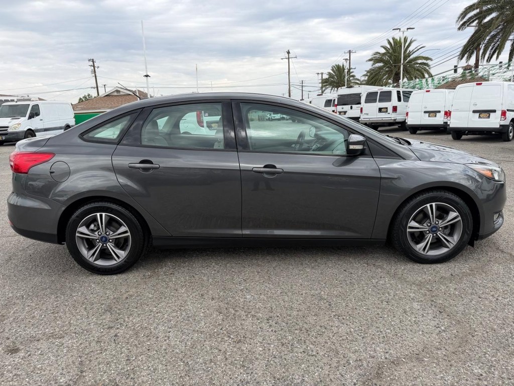 Ford Focus Vehicle Full-screen Gallery Image 05