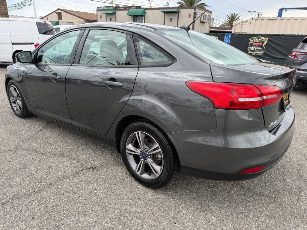 Ford Focus Vehicle Full-screen Gallery Image 09