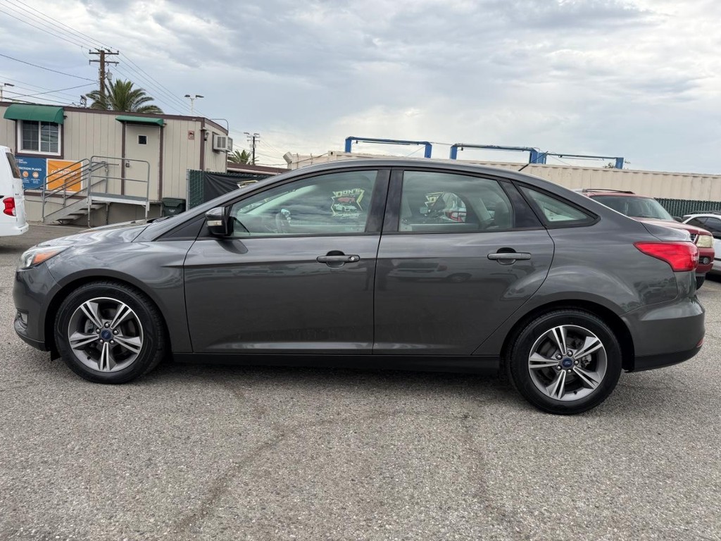 Ford Focus Vehicle Full-screen Gallery Image 11