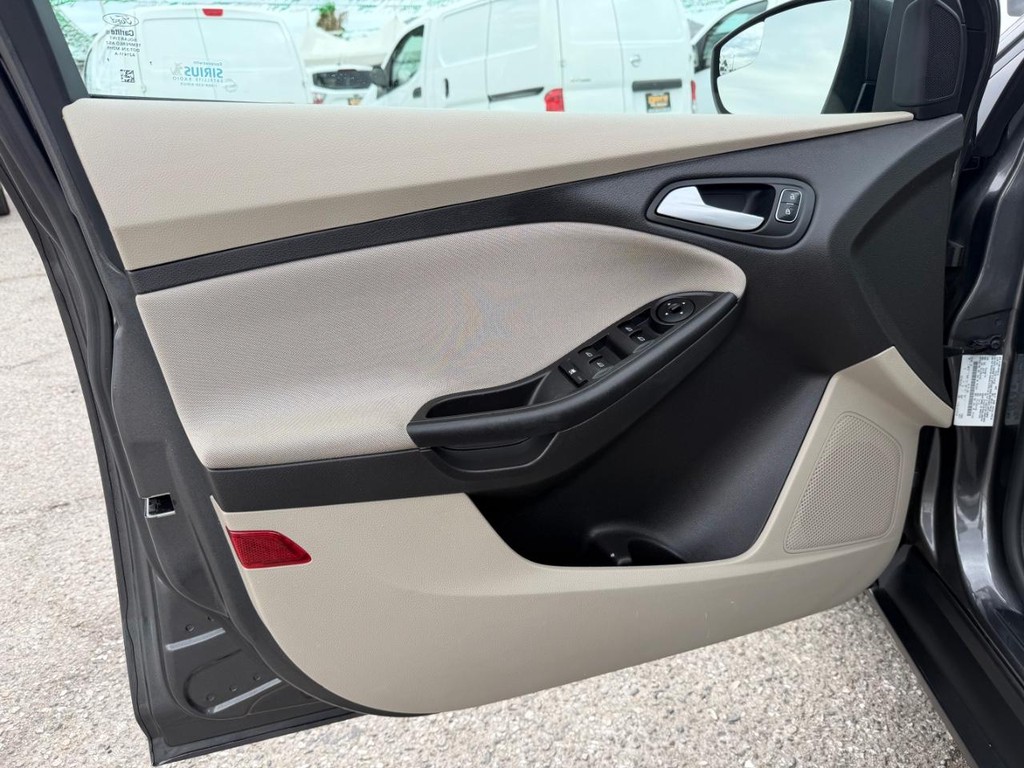 Ford Focus Vehicle Full-screen Gallery Image 15