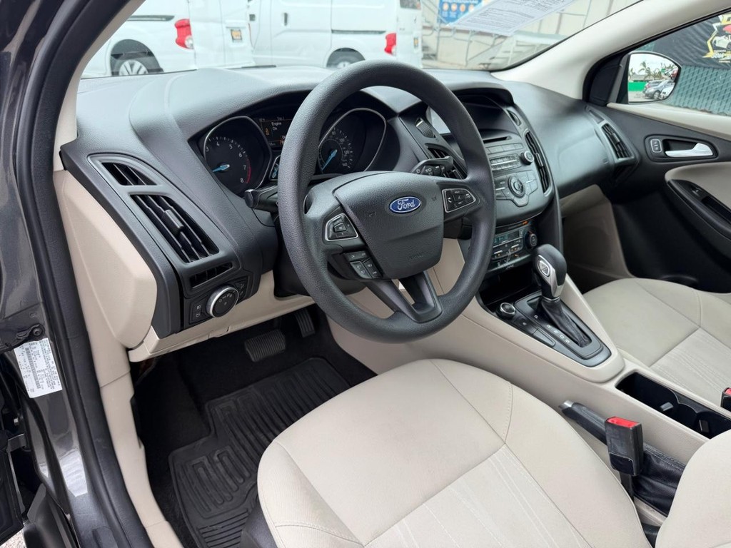 Ford Focus Vehicle Full-screen Gallery Image 16