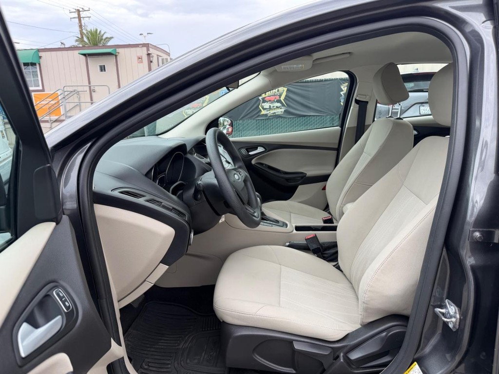 Ford Focus Vehicle Full-screen Gallery Image 17