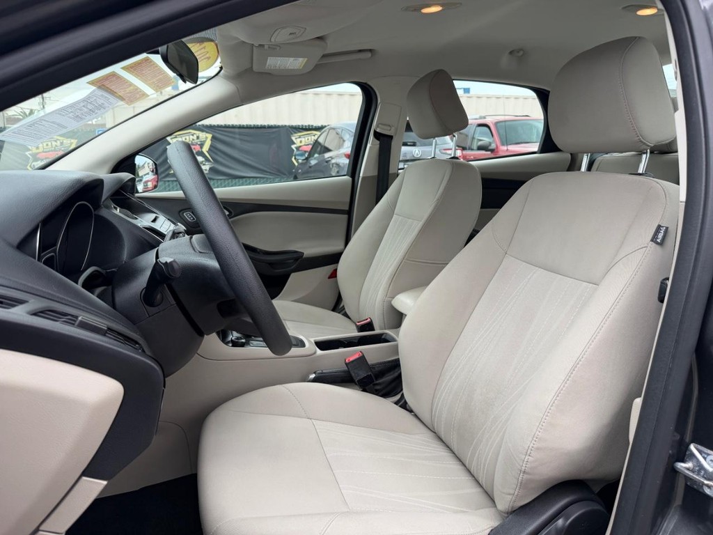 Ford Focus Vehicle Full-screen Gallery Image 18