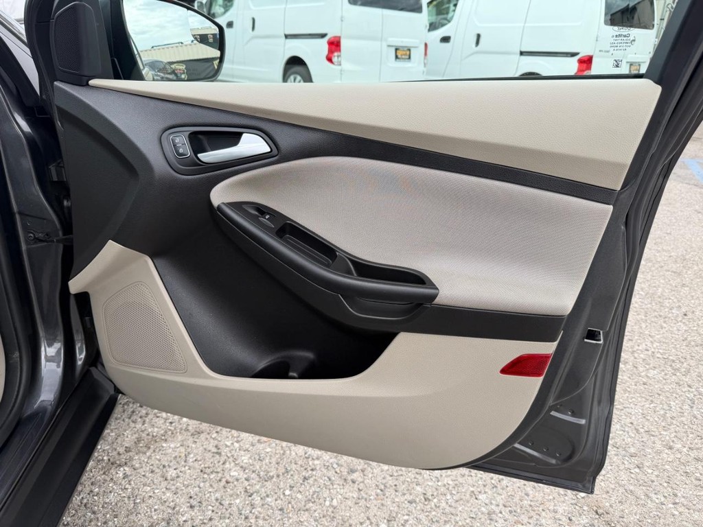 Ford Focus Vehicle Full-screen Gallery Image 19