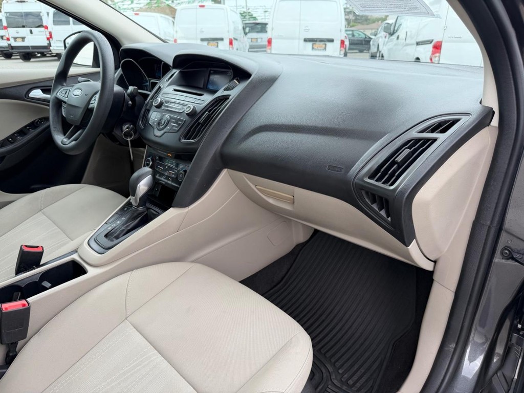 Ford Focus Vehicle Full-screen Gallery Image 20