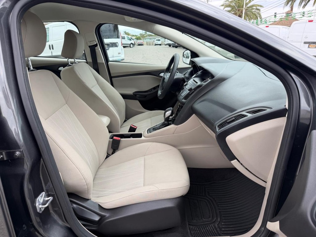 Ford Focus Vehicle Full-screen Gallery Image 21