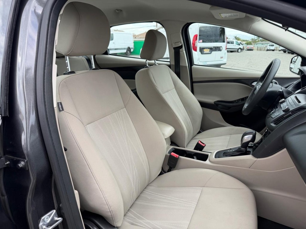 Ford Focus Vehicle Full-screen Gallery Image 22