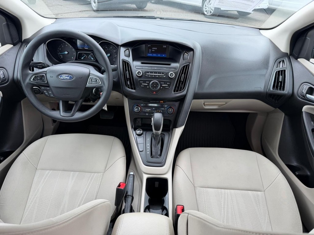 Ford Focus Vehicle Full-screen Gallery Image 23