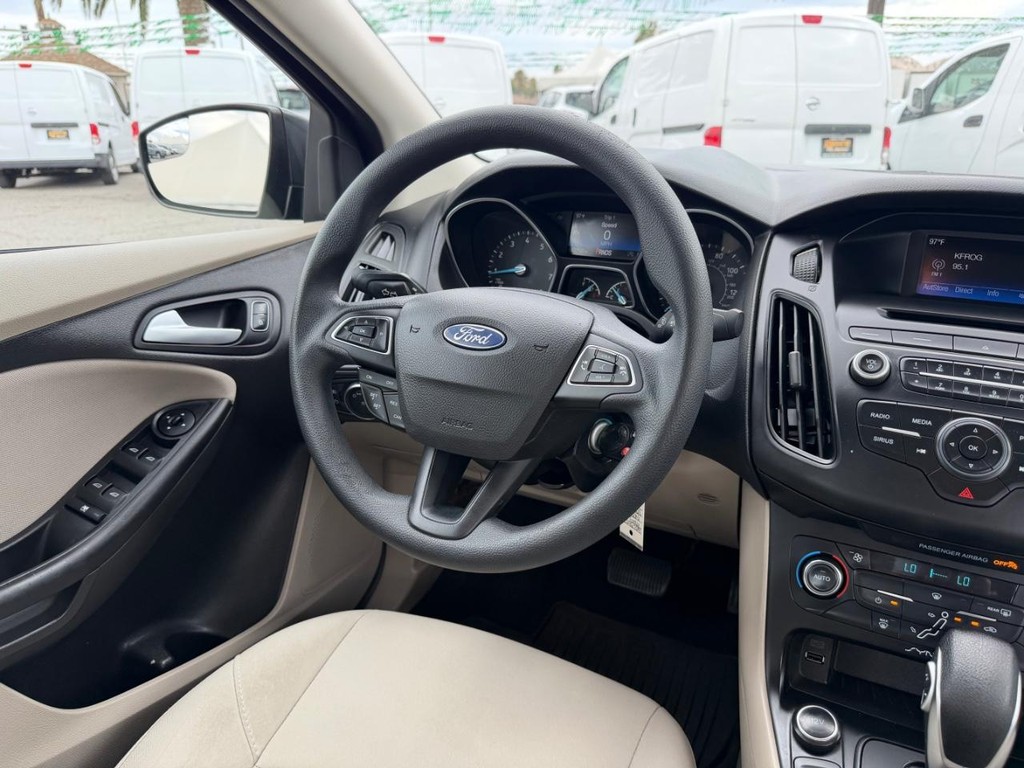 Ford Focus Vehicle Full-screen Gallery Image 24