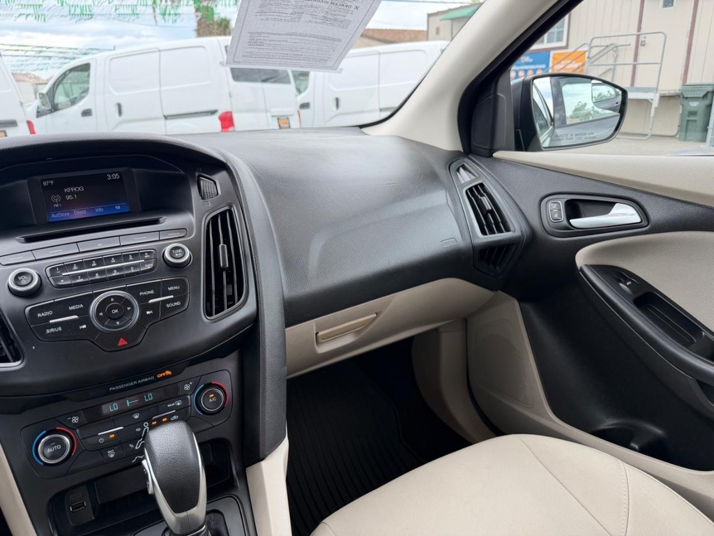 Ford Focus Vehicle Full-screen Gallery Image 26