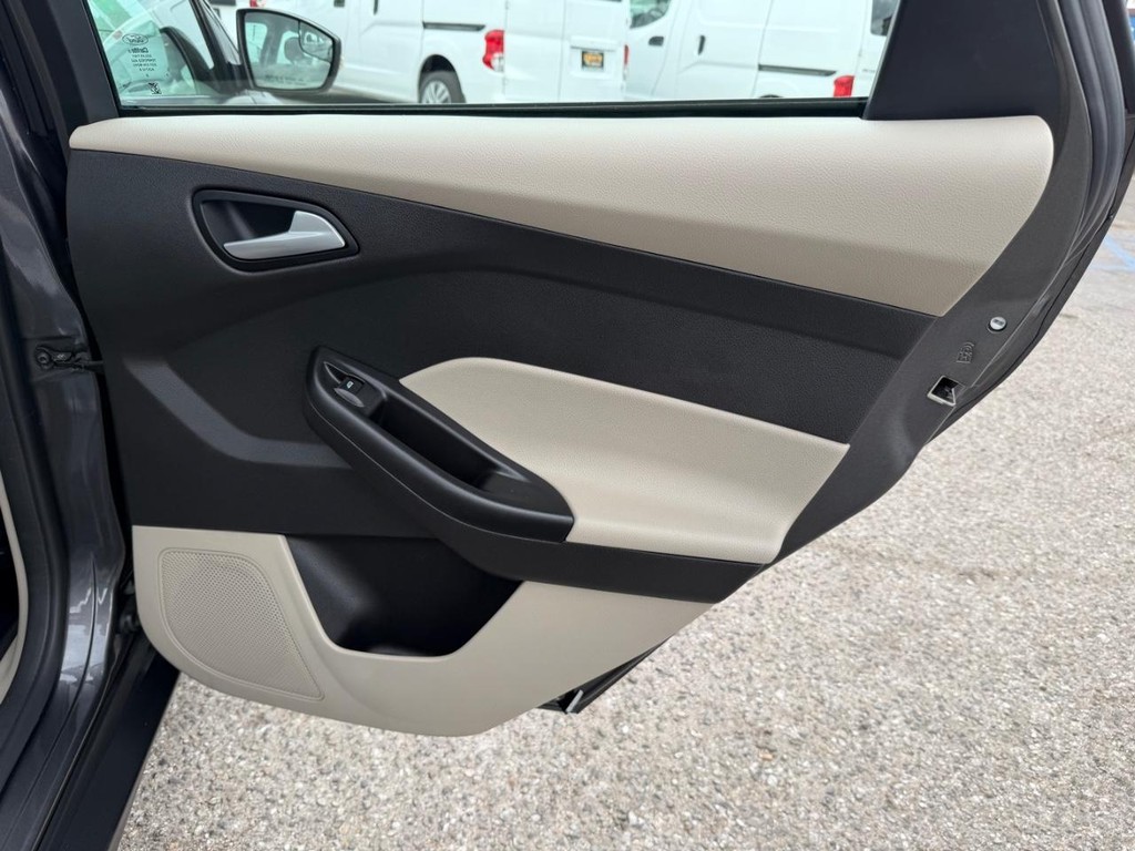 Ford Focus Vehicle Full-screen Gallery Image 28