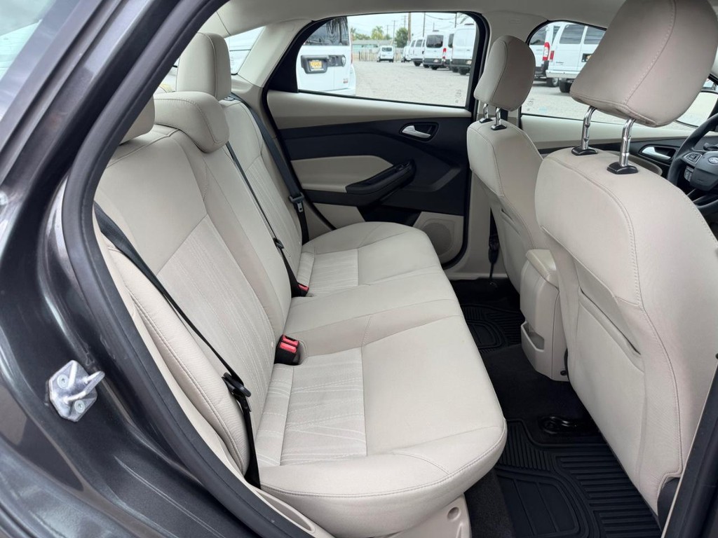 Ford Focus Vehicle Full-screen Gallery Image 29