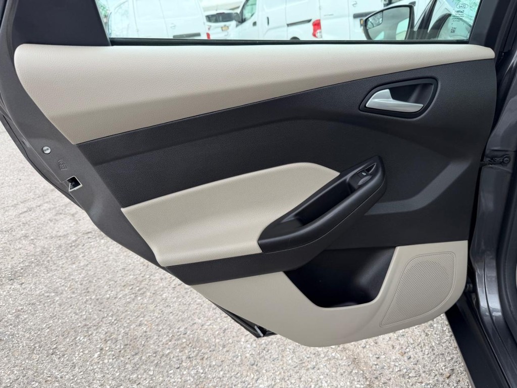 Ford Focus Vehicle Full-screen Gallery Image 30