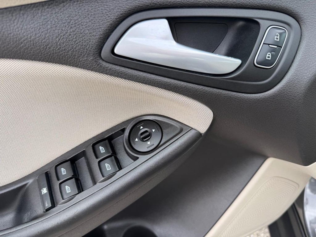 Ford Focus Vehicle Full-screen Gallery Image 32