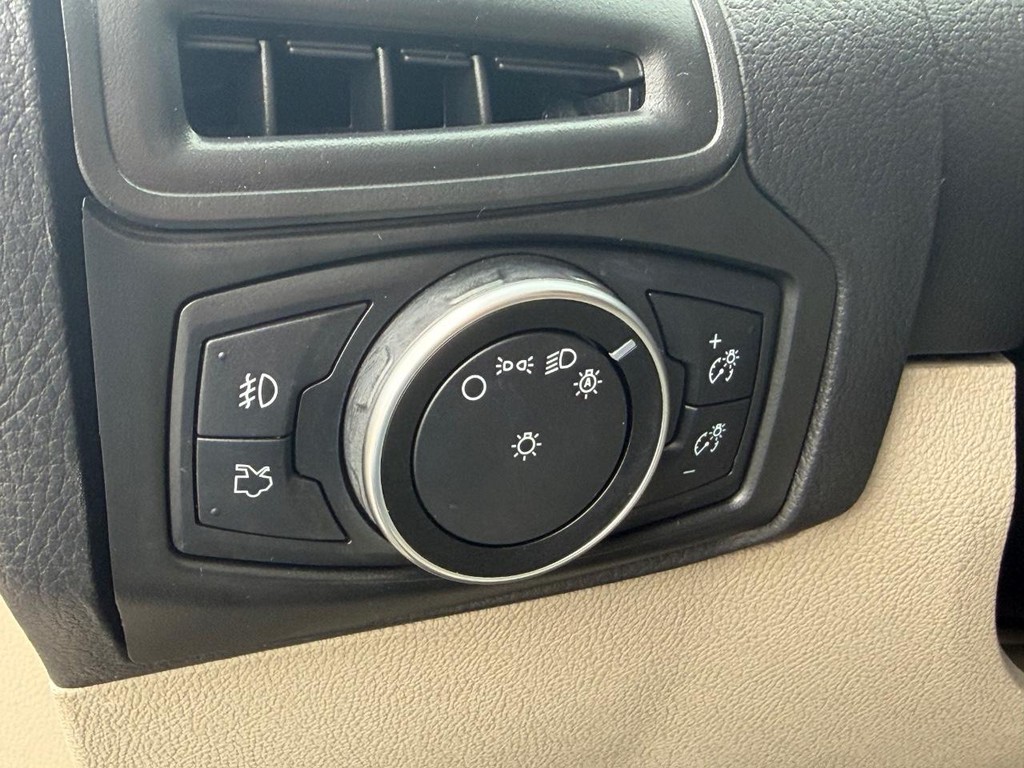 Ford Focus Vehicle Full-screen Gallery Image 33