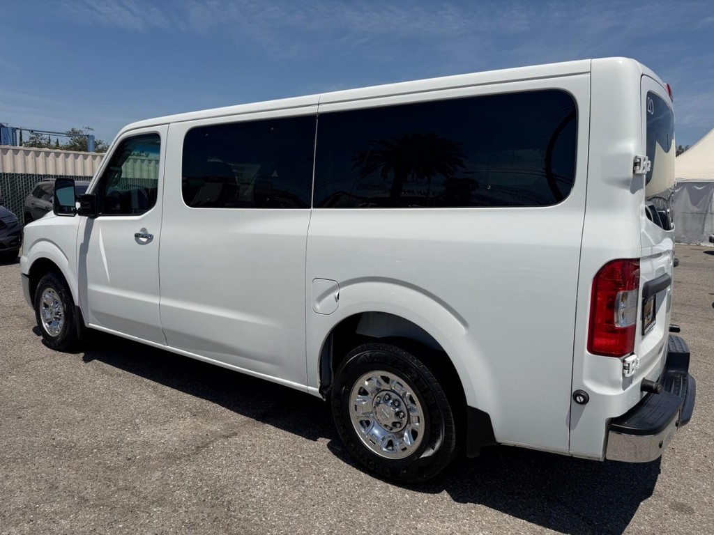 Nissan NV3500 Vehicle Full-screen Gallery Image 09