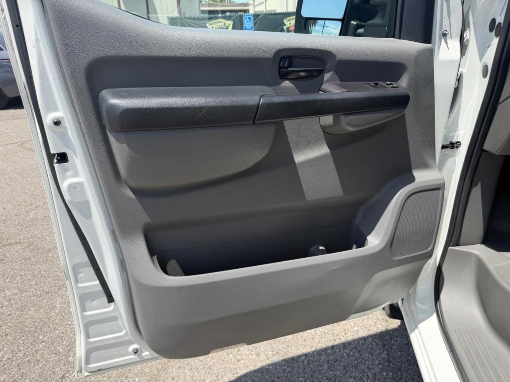 Nissan NV3500 Vehicle Full-screen Gallery Image 15
