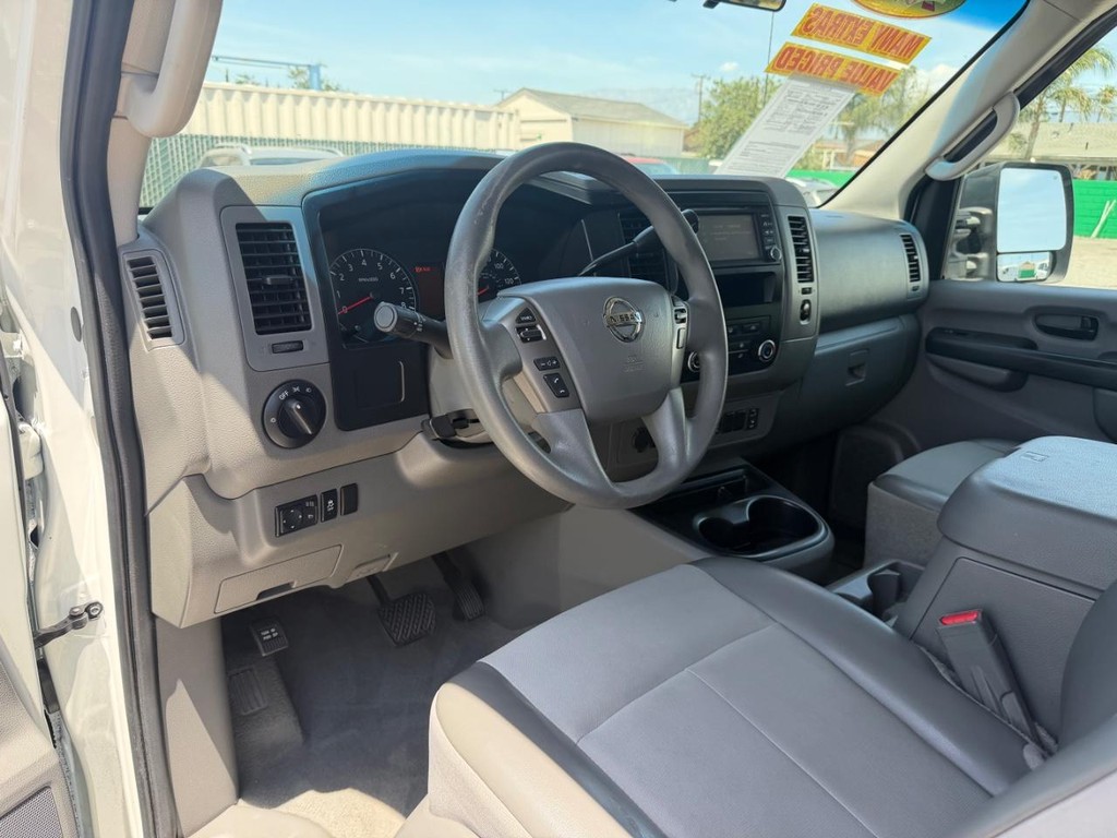 Nissan NV3500 Vehicle Full-screen Gallery Image 16