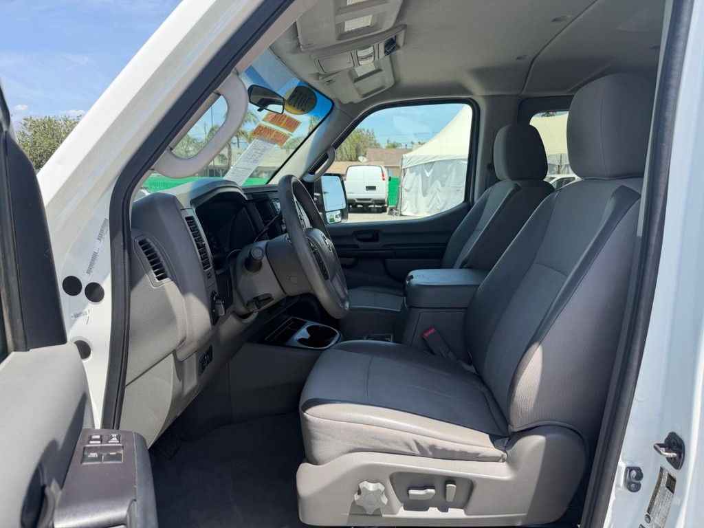 Nissan NV3500 Vehicle Full-screen Gallery Image 17