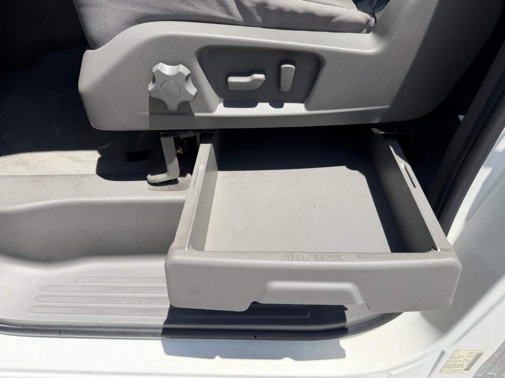 Nissan NV3500 Vehicle Full-screen Gallery Image 18