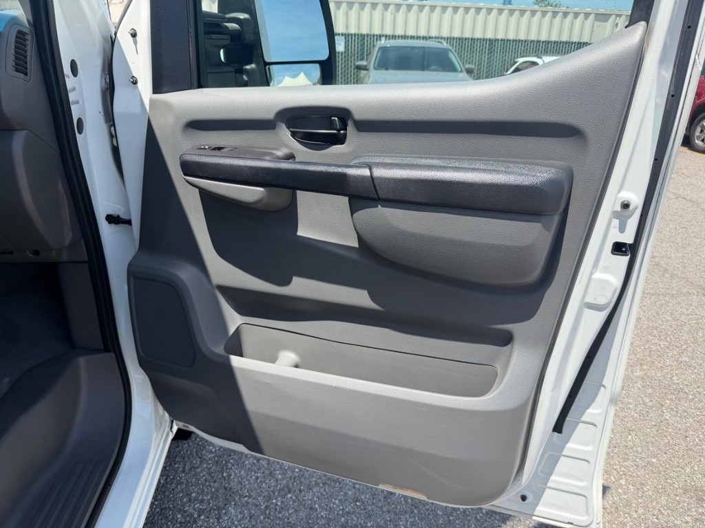 Nissan NV3500 Vehicle Full-screen Gallery Image 19