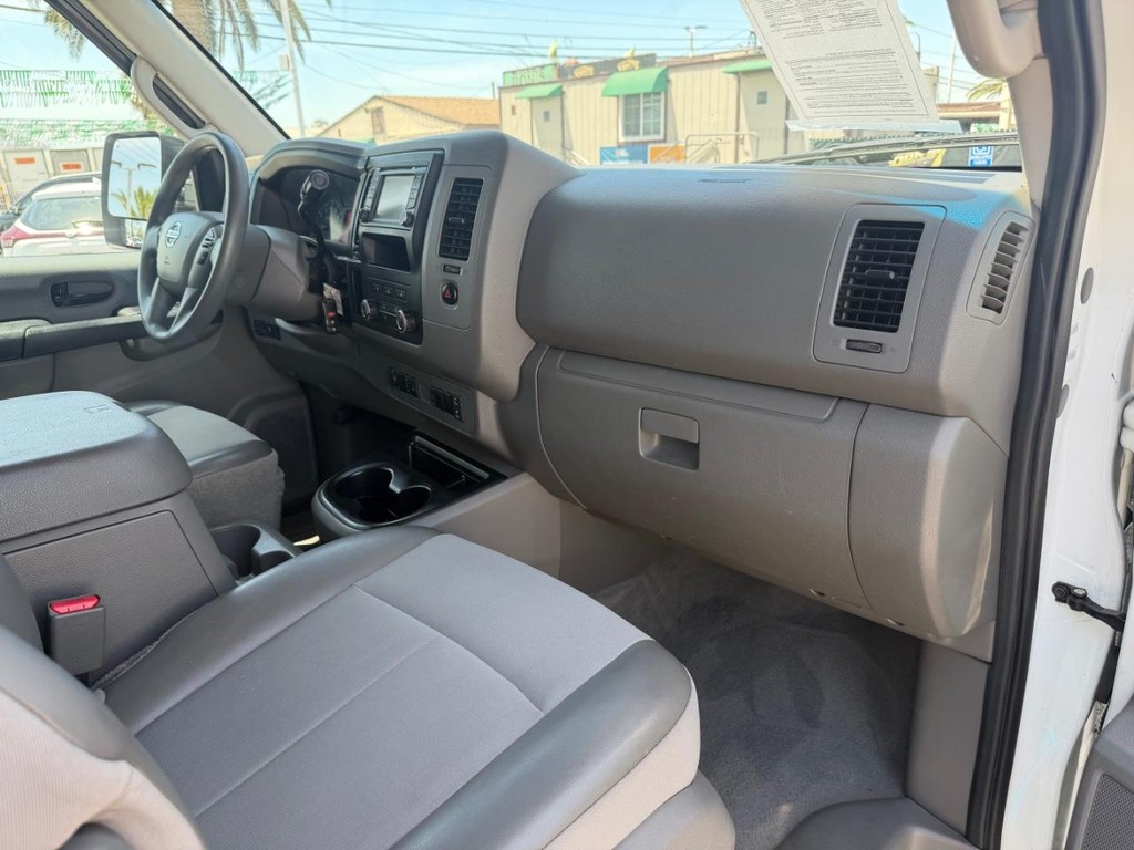 Nissan NV3500 Vehicle Full-screen Gallery Image 20