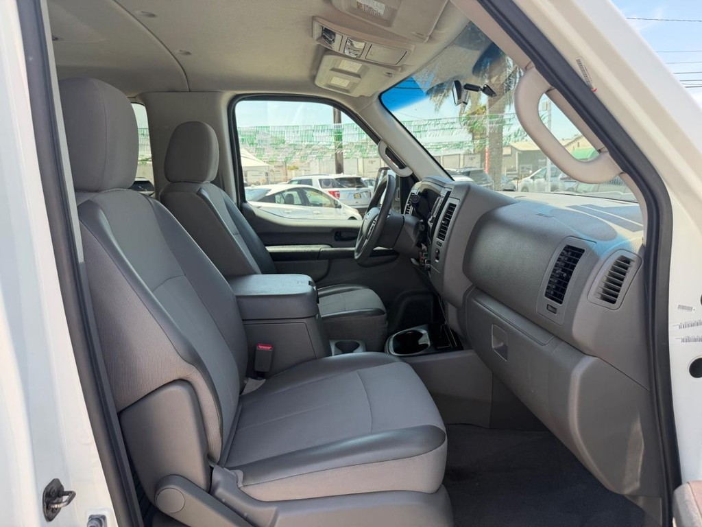 Nissan NV3500 Vehicle Full-screen Gallery Image 21