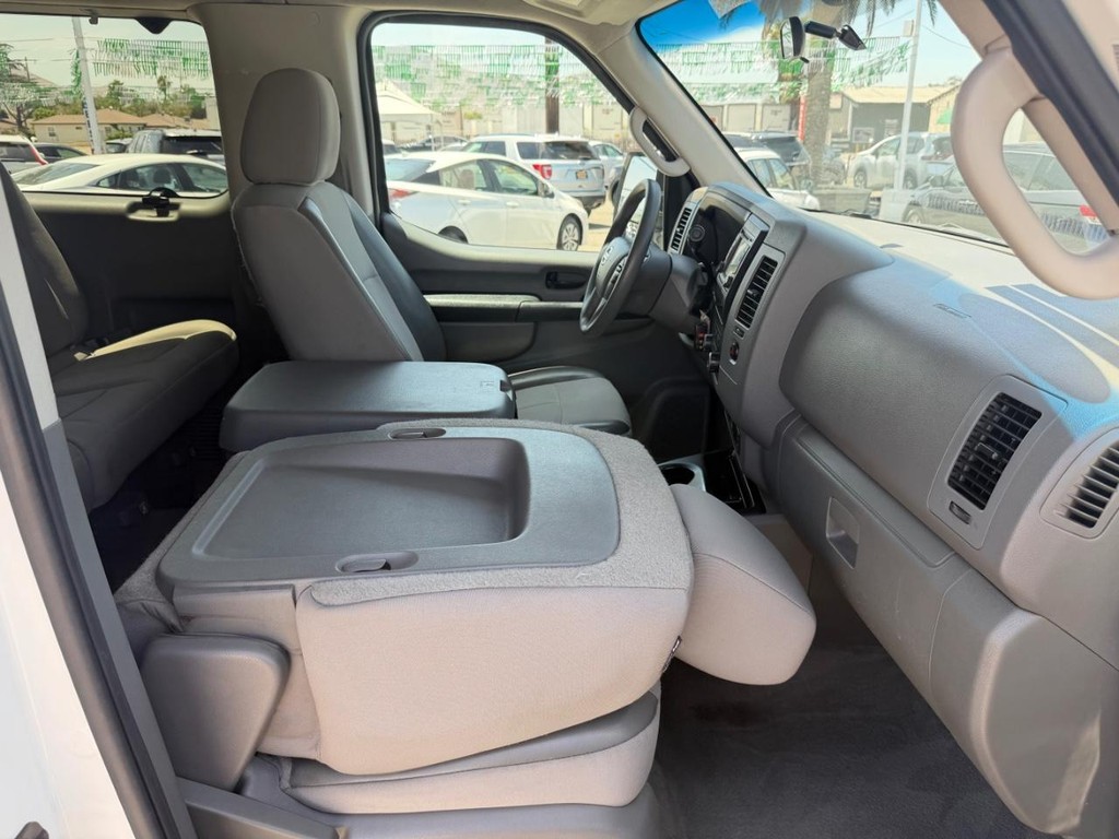 Nissan NV3500 Vehicle Full-screen Gallery Image 23