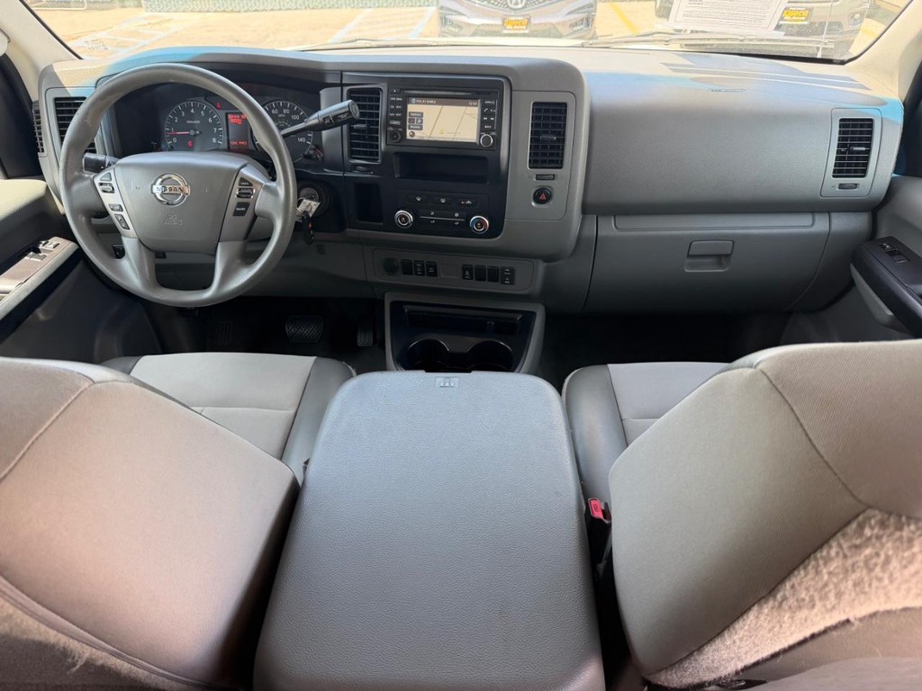 Nissan NV3500 Vehicle Full-screen Gallery Image 24