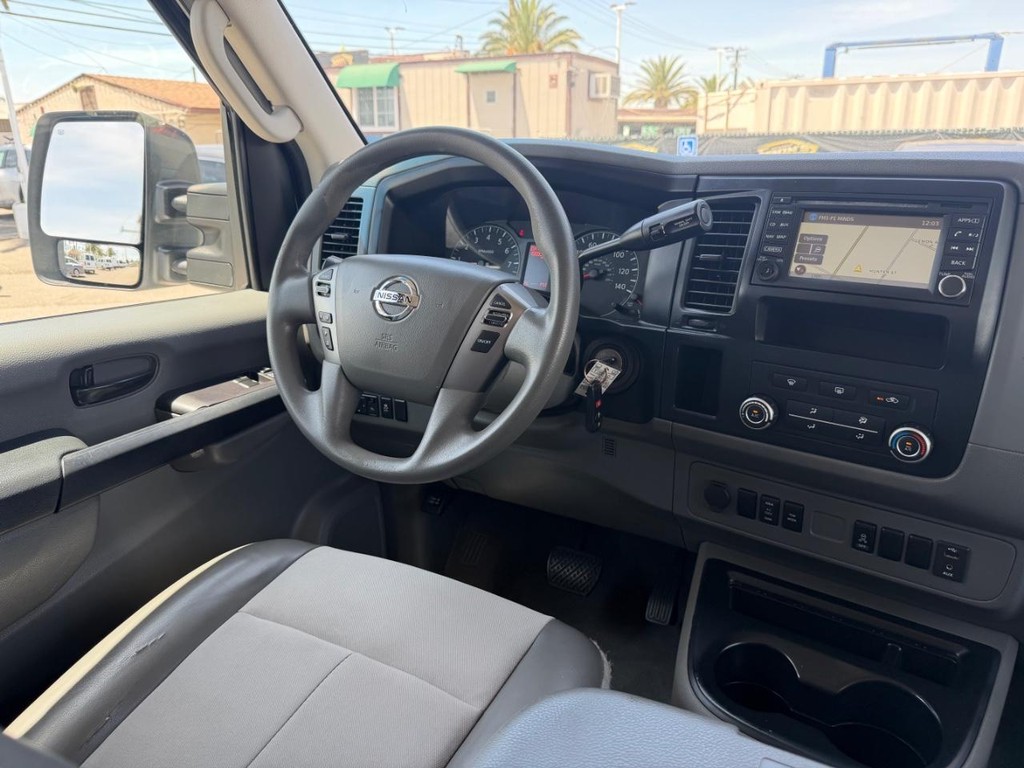 Nissan NV3500 Vehicle Full-screen Gallery Image 25