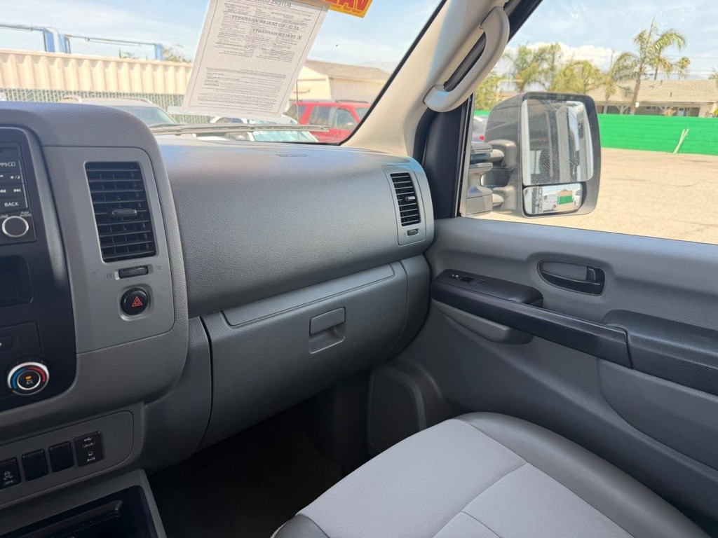 Nissan NV3500 Vehicle Full-screen Gallery Image 27