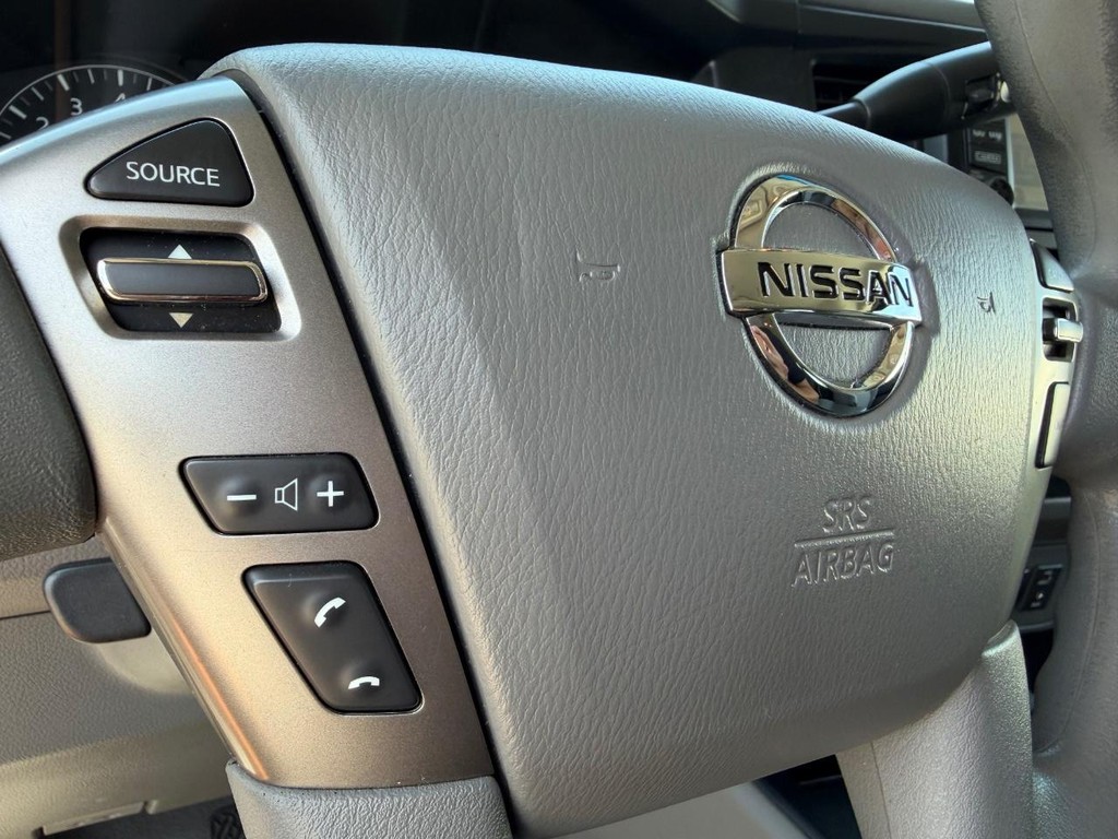 Nissan NV3500 Vehicle Full-screen Gallery Image 28