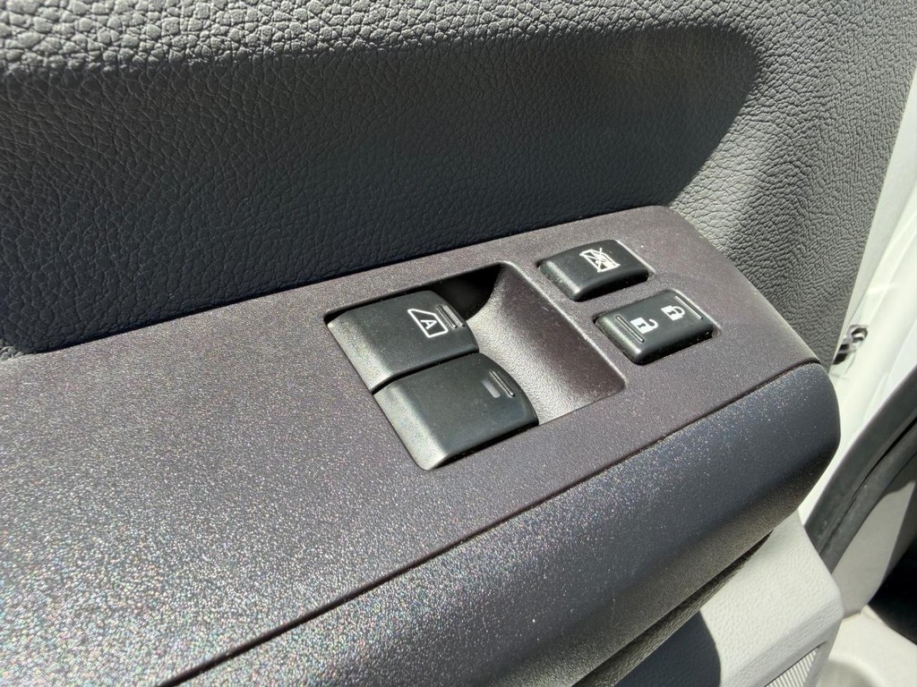 Nissan NV3500 Vehicle Full-screen Gallery Image 30