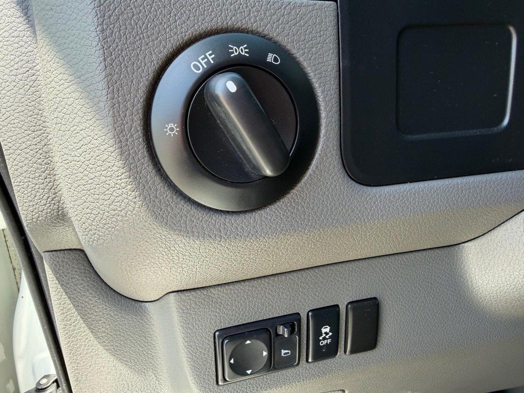 Nissan NV3500 Vehicle Full-screen Gallery Image 31